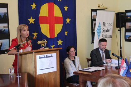 Посланик Димитрова участва в кръгла маса „Перспективи и предизвикателства пред ЕС“